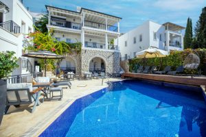 בחירת בריכה מושלמת מתחילה בבחירה נכונה: כך תבחרו חברה לבריכת פיבר