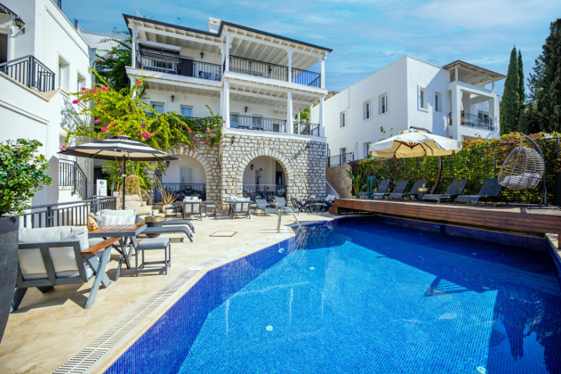 בחירת בריכה מושלמת מתחילה בבחירה נכונה: כך תבחרו חברה לבריכת פיבר